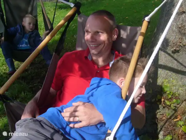 De hangstoelen met uitzicht op de koeien. De rosé staat net niet op de foto.